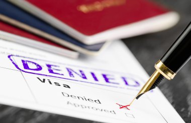 Vize reddedildi uygulaması, bir formu, Pasaportlar ve kalem atış yakın.