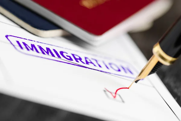 Solicitud de inmigración aprobada, primer plano de un formulario, pasaportes y bolígrafo . — Foto de Stock