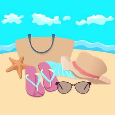 Plaj aksesuarları, düz çizimler, yaz tatili tasarımı. Plaj çantası, şapka, terlik, havlu, kumlu sahilde güneş gözlüğü deniz kenarında ve güneşli doğa arka planı. Vektör illüstrasyonu