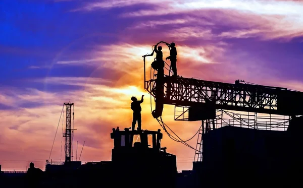 Çölde bir sondaj kulesi montajı.