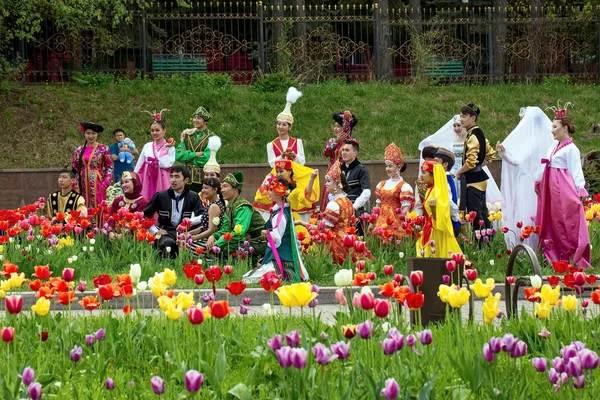 Young people in national costumes of different nations. — Stock Photo, Image