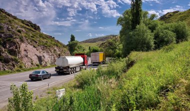 Almatı-Taşkent otoyol dağlarda.