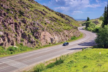Almatı-Taşkent otoyol Tien Shan dağlarında.