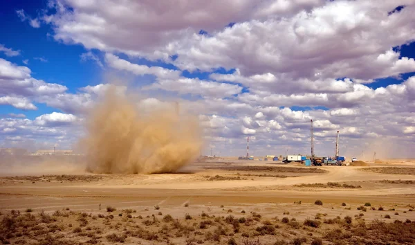    Sondaj kuyuları ve kum fırtınası.