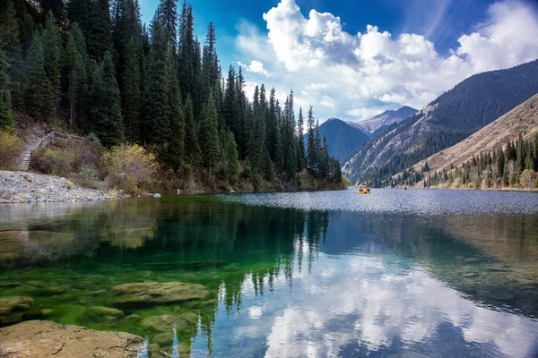 Alatau Dağları'nda Gölü.