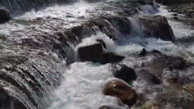 Sonbaharda bir dağ nehrine düşen bir manzarayla.