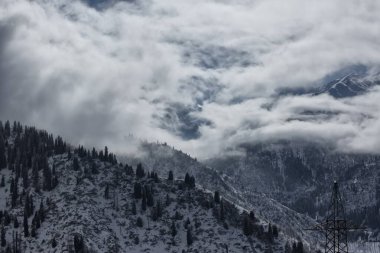 Dağların üzerindeki bulutlara bak..