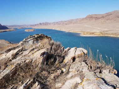 Ili nehrinin kıyısında sonbahar manzarası.