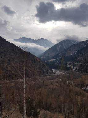 Sonbaharda dağların üzerinden bulutlarla kaplı manzara.