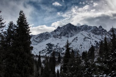 Kışın dağlarda bulutlarla kaplı manzara.