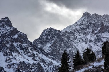 Kışın dağlarda bulutlarla kaplı manzara.