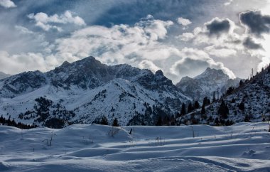Kışın dağlarda bulutlarla kaplı manzara.