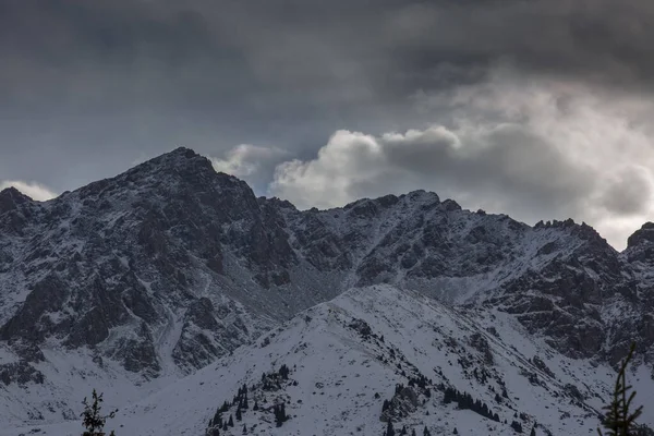 Paisagem Com Nuvens Nas Montanhas Inverno — Fotografia de Stock