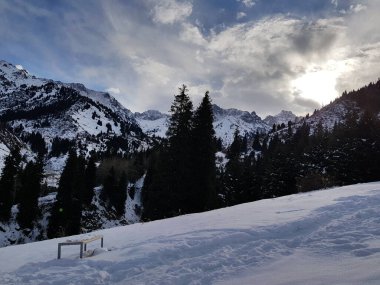 Kışın dağların üzerinden bulutlarla kaplı manzara.