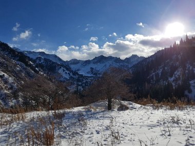 Kışın dağların üzerinden bulutlarla kaplı manzara.
