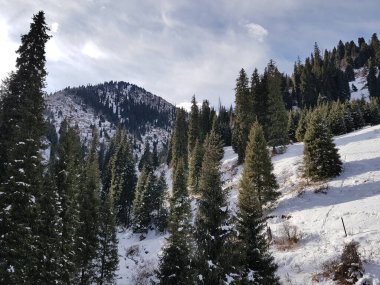 Kışın dağların üzerinden bulutlarla kaplı manzara.