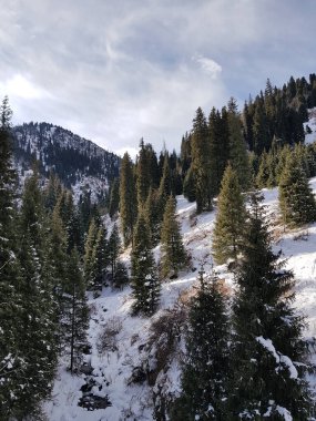 Kışın dağların üzerinden bulutlarla kaplı manzara.