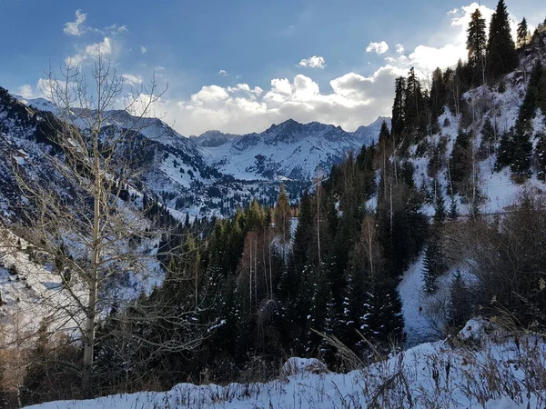 Landschap Met Wolken Bergen Winter — Stockfoto