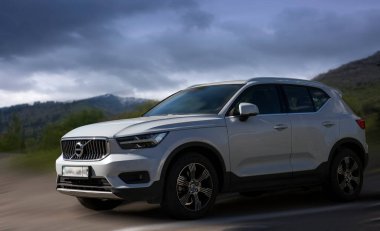 Bulanık arkaplanda Volvo beyaz araba.