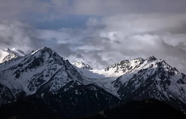 アルマティの雪の山の峰の上の雲 — ストック写真