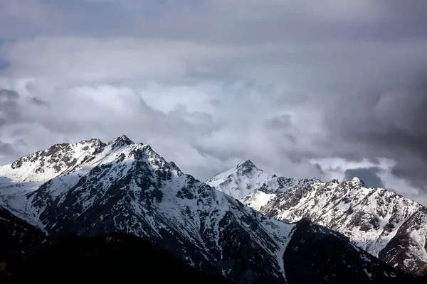 アルマティの雪の山の峰の上の雲 — ストック写真