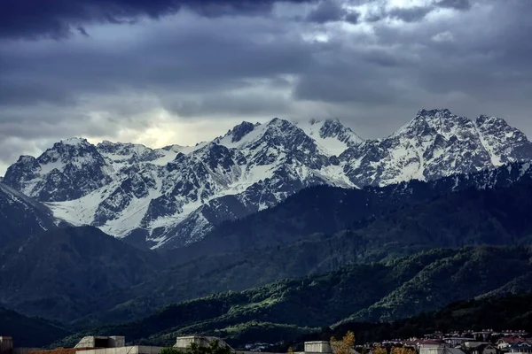 アルマティの雪の山の峰の上の雲 — ストック写真