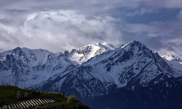 Nuvens Sobre Picos Montanhas Nevadas Almaty — Fotografia de Stock