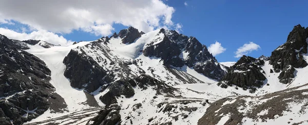 Landskap Med Moln Över Bergstoppar — Stockfoto