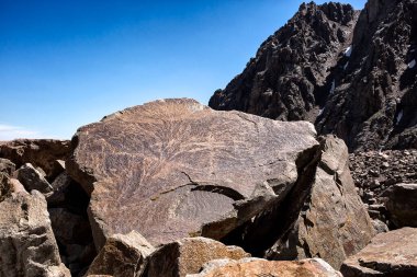 Dağlarda desenleri olan büyük bir taş..