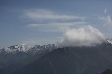 Kuzey Tien Shan dağlarının üzerindeki bulutlar.