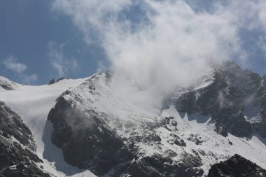 Kuzey Tien Shan dağlarının üzerindeki bulutlar.