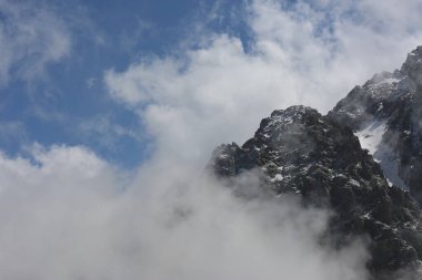 Kuzey Tien Shan dağlarının üzerindeki bulutlar.