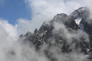 Kuzey Tien Shan dağlarının üzerindeki bulutlar.