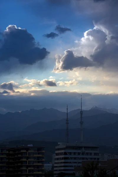 秋の朝にアルマティの街の雲と風景 — ストック写真