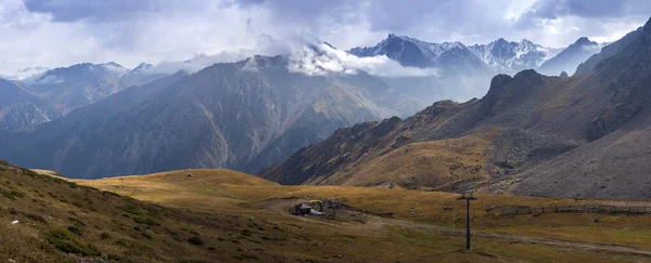 Kuzey Tien Shan Goakh, Almaty şehrindeki Talgar Boğazı 'nın manzarası.