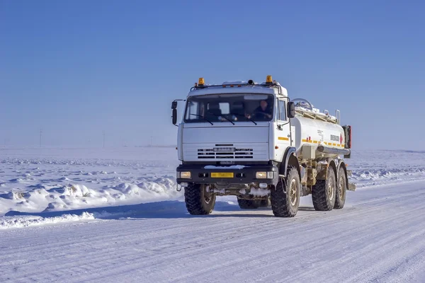 Kamyon nakliye petrol ürünleri için tank ile.