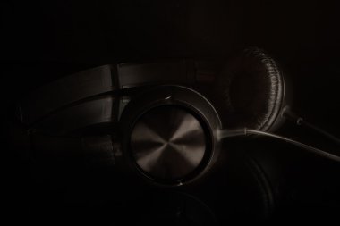 koyu arka plan üzerinde kulaklık