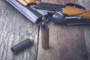 Ahşap bir arka planda av tüfeği