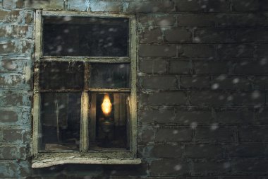 Bir gaz lambası ile eski pencere