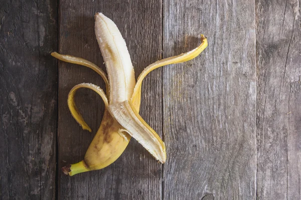 Banana em um fundo de madeira — Fotografia de Stock