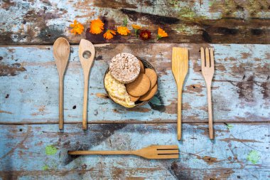 Eskimiş eski tahtalardan yapılmış, karanlık bir arka planda pişmiş mallarla dolu bir hayat.