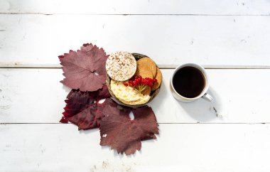Beyaz tahtalardan yapılmış hafif arka planda pişirme ve mutfak gereçleri