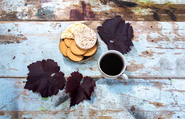 Eskimiş eski tahtalardan yapılmış, karanlık bir arka planda pişmiş mallarla dolu bir hayat.