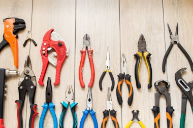 Bir meşe ağacının arka planında, el aletlerinin durgun yaşamı