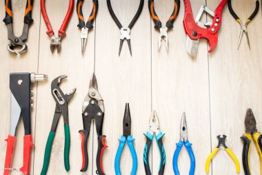 Bir meşe ağacının arka planında, el aletlerinin durgun yaşamı