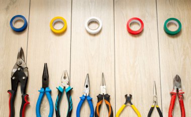 Bir meşe ağacının arka planında, el aletlerinin durgun yaşamı