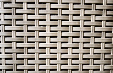 Örülmüş plastiğin dokusu gayet iyi. İnce şeritlerden toplanan minimalist duvar kağıdı