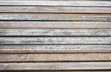 Metal boru demeti simetrik olarak katlanarak yatay olarak katlandı