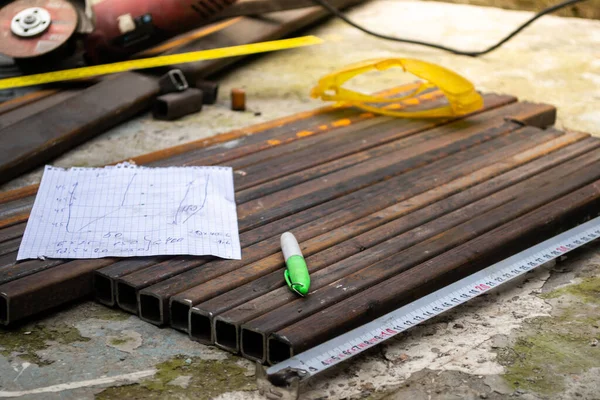 Machinaal Bewerken Vierkante Metalen Buizen Buiten Zijn Ook Extra Hulpmiddelen — Stockfoto