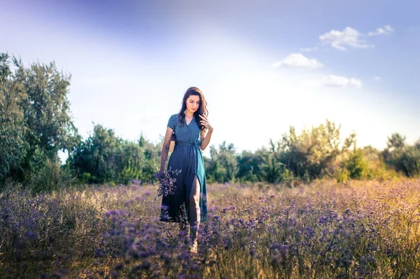 Portrait Une Femme Dans Champ Automne Avec Des Fleurs — Photo